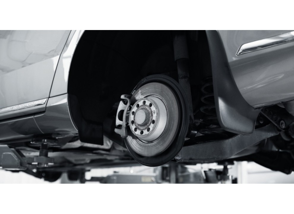 ¿Qué ventajas ofrece un sistema de tracción 4x4 frente a un 4x2 para conducir en montaña?